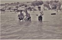 PHOTOS: Άνθρωποι και κατσίκια λούζονταν πλάι - πλάι σε δημοφιλή παραλία της Λεμεσού!