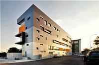 Τι είναι το εντυπωσιακό κτίριο με τις πορτοκαλί «ανταύγειες» στον αυτοκινητόδρομο της Λεμεσού;