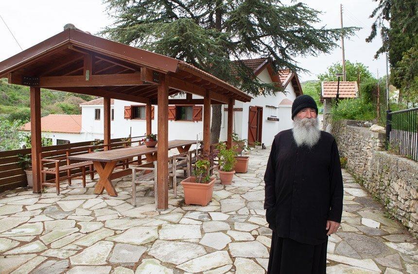 Η ιστορία του μικρού μοναστηριού που έστησε με τα χέρια του ο Δημήτρης από το Βουνί