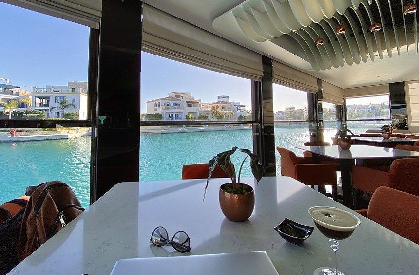 Marina Breeze: Το lounge bar, όπου νιώθεις ότι ταξιδεύεις με σκάφος!
