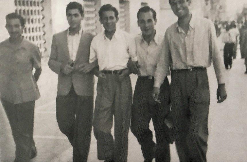 Με φοιτητική συντροφιά στην Αθήνα (τρίτος από αριστερά).