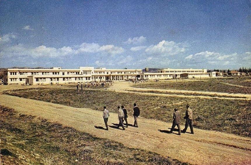 Το σχολείο στα πρώτα χρόνια της λειτουργίας του.