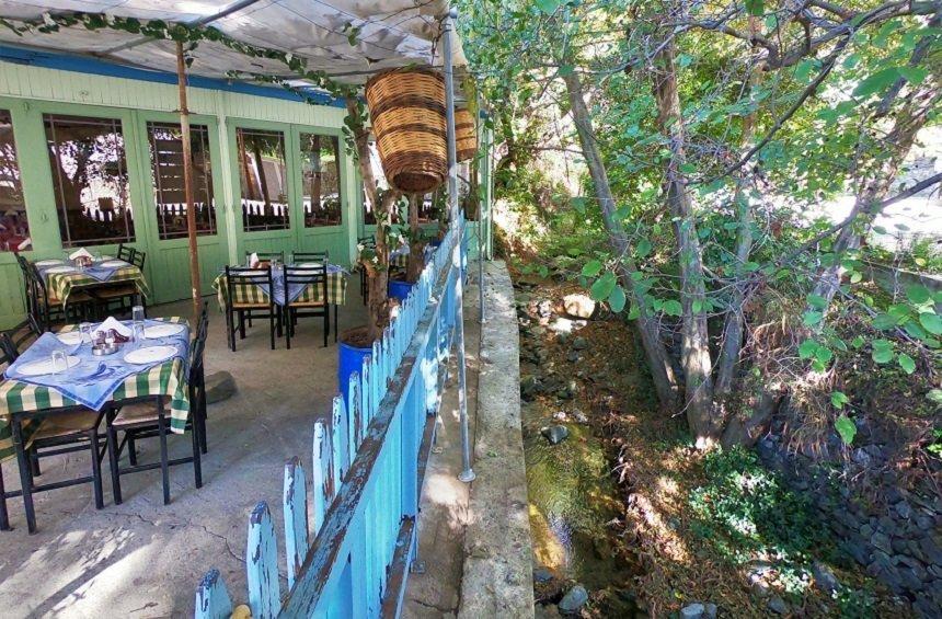 Νεράιδα: Μια ιδιαίτερη ταβέρνα με κυπριακές νοστιμιές πάνω από το ποτάμι!
