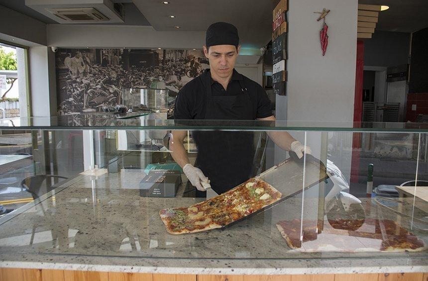PHOTOS: Στη Λεμεσό, ένα ιδιαίτερο εστιατόριο σου σερβίρει πίτσα με το μέτρο!