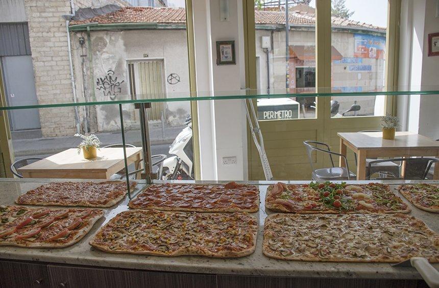 PHOTOS: Στη Λεμεσό, ένα ιδιαίτερο εστιατόριο σου σερβίρει πίτσα με το μέτρο!
