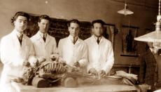Στο μάθημα της ανατομίας στην ιατρική σχολή (ο δεύτερος από δεξιά).