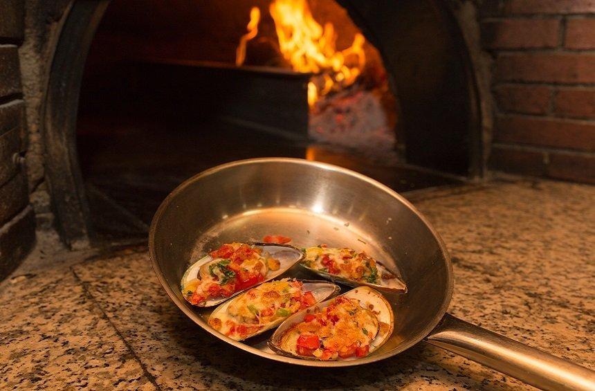 PHOTOS: A Limassol pizzeria offers a surprising new dish of mussels... styled as pizza!