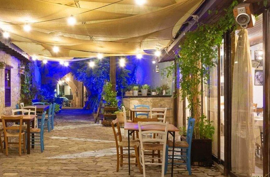 Stoa Aristotelous: A picturesque tavern in the village, in an alley straight out of a fairy tale!
