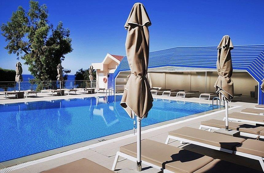 Trident Pool Bar: A cool retreat in Limassol for relaxing by the pool!