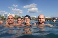 PHOTOS: Φωτογράφος βρέθηκε στη θάλασσα για να απαθανατίσει τα Θεοφάνια στη Λεμεσό!