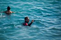 PHOTOS: Φωτογράφος βρέθηκε στη θάλασσα για να απαθανατίσει τα Θεοφάνια στη Λεμεσό!