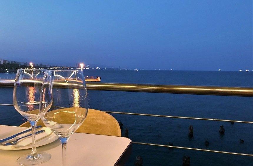 Ένα μπαλκόνι πάνω από τη θάλασσα της Λεμεσού, «χορεύει» jazz και swing!