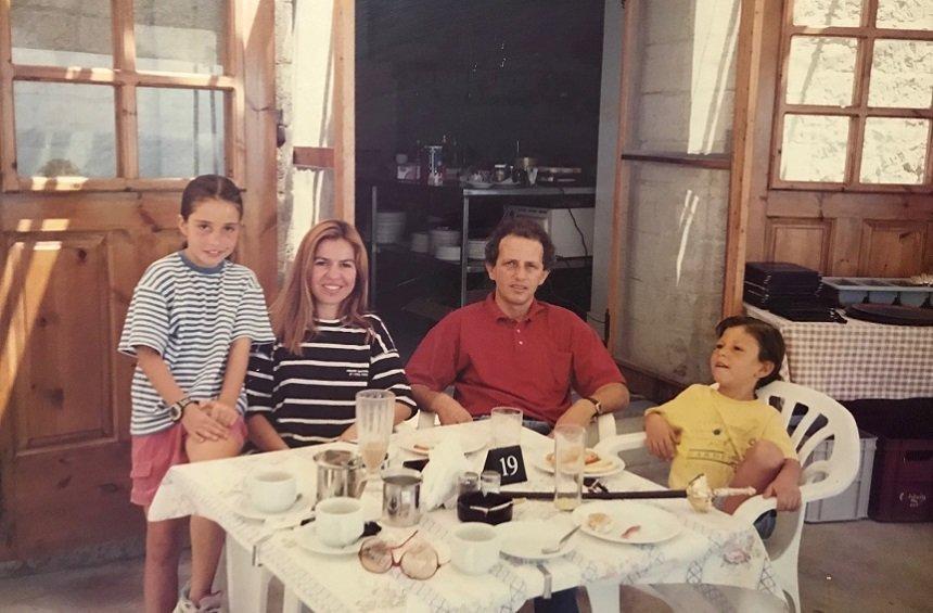 Η οικογένεια του Νίκου και της Μαρίας, με τη Μελίνα και τον Γιώργο σε μικρή ηλικία, στο τραπέζι της πρώτης ταβέρνας στο Πισσούρι.