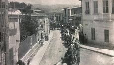 Πομπή με άμαξες, μπροστά από το σπίτι του δημάρχου Χριστόδουλου Καρύδη επί της οδού Μακεδονίας (φωτογραφία Τάσου Ανδρέου).