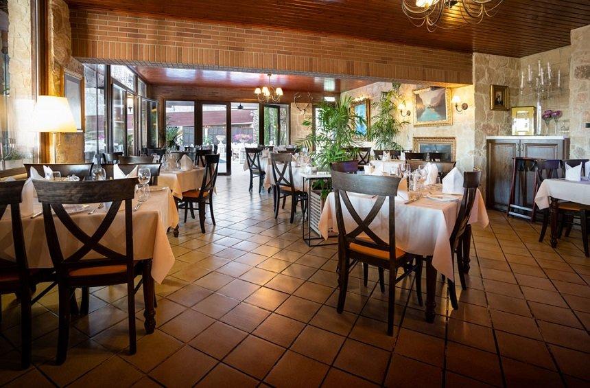 Skylight: Ένα κομψό εστιατόριο στη Λεμεσό, με μοναδική θέα στο βουνό!