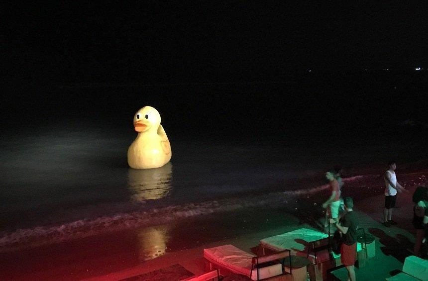PHOTOS: Μια τεράστια, κίτρινη πάπια προσγειώθηκε στη θάλασσα της Λεμεσού!