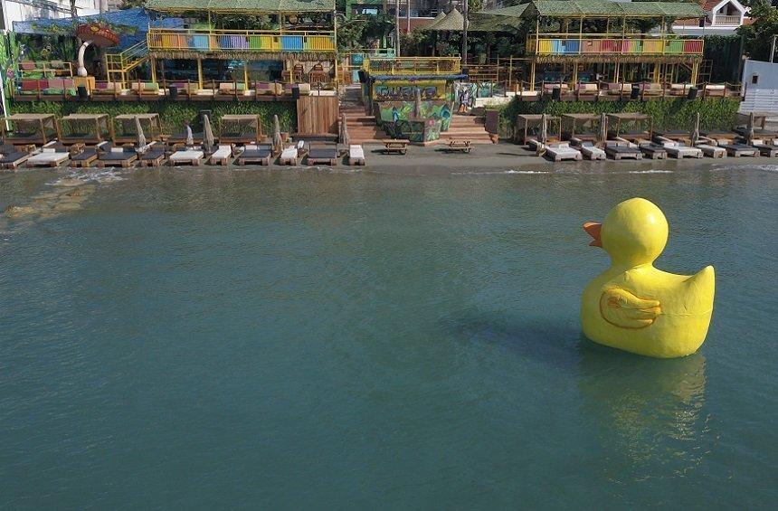 PHOTOS: Μια τεράστια, κίτρινη πάπια προσγειώθηκε στη θάλασσα της Λεμεσού!