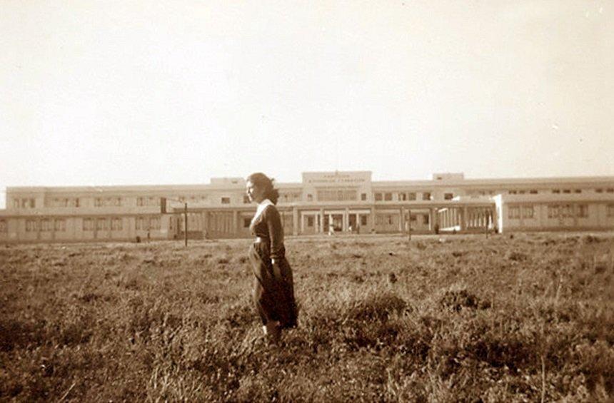 Το σχολείο στα πρώτα χρόνια της λειτουργίας του.