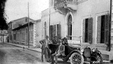 Ο Ν.Π. Λανίτης με το νέο του αυτοκίνητο, έξω από το σπίτι του Παναγή Πελενδρίτη (σήμερα εστιατόριο Αλιάδα). Φωτογραφία από το βιβλίο του Τάσου Ανδρέου.