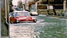 Ο πλημμυρισμένος παραλιακός δρόμος της πόλης τον Ιανουάριο του 1969.