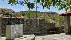 Το μνημείο προς τιμήν των ηρώων Ευστάθιου Ξενοφώντος και Δήμου Ηροδότου.
