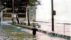 Ο πλημμυρισμένος παραλιακός δρόμος της πόλης τον Ιανουάριο του 1969.