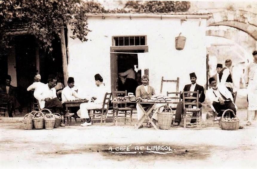 Τούρκικο καφενείο δίπλα από καμάρες στο κέντρο της Λεμεσού