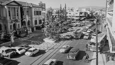 Η θέα της οδού Ανεξαρτησίας τα Χριστούγεννα, από το ξενοδοχείο. (Φωτογραφία: Ιστορικό Αρχείο Λεμεσού, Photo Varouj)