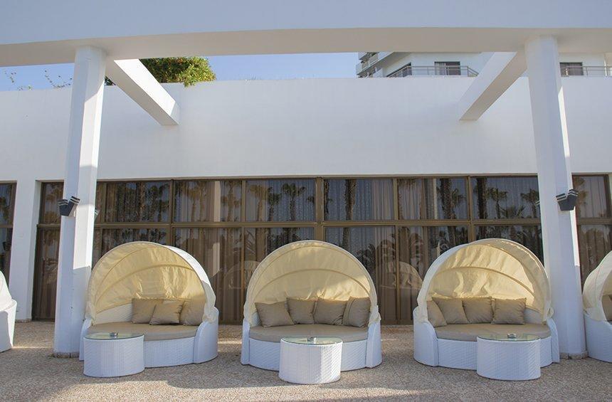 PHOTOS: An amazing pool with impressive new loungers to chill in Limassol!