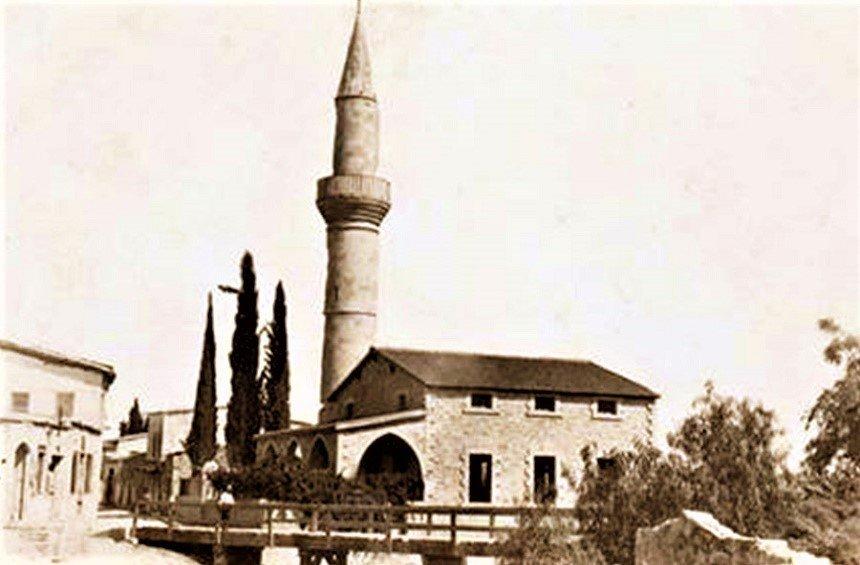 Jedit Mosque: The mosque opposite the church of Agios Antonios